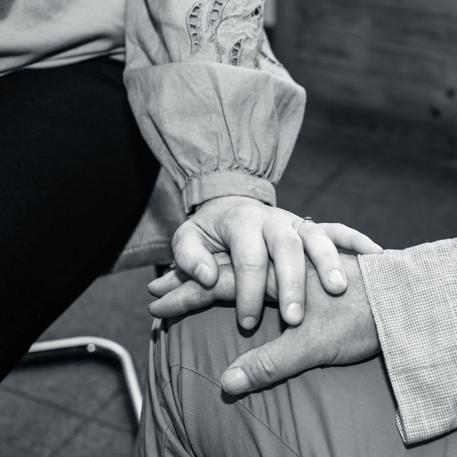 handen die troost bieden