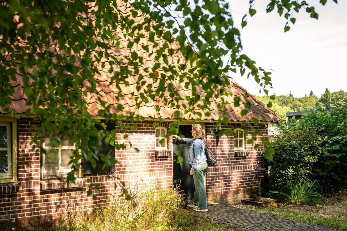 Marieke klopt aan bij een huis.